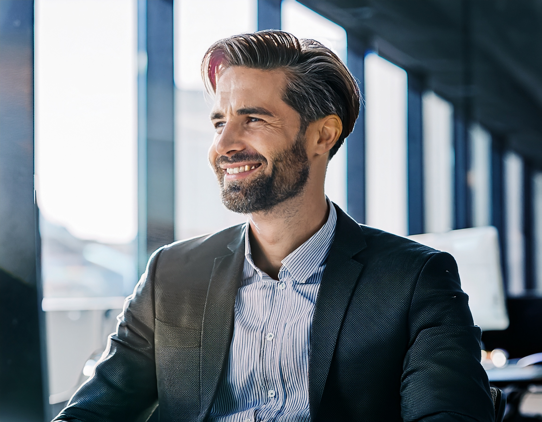 Sebastian Müller lächelnd im Büro